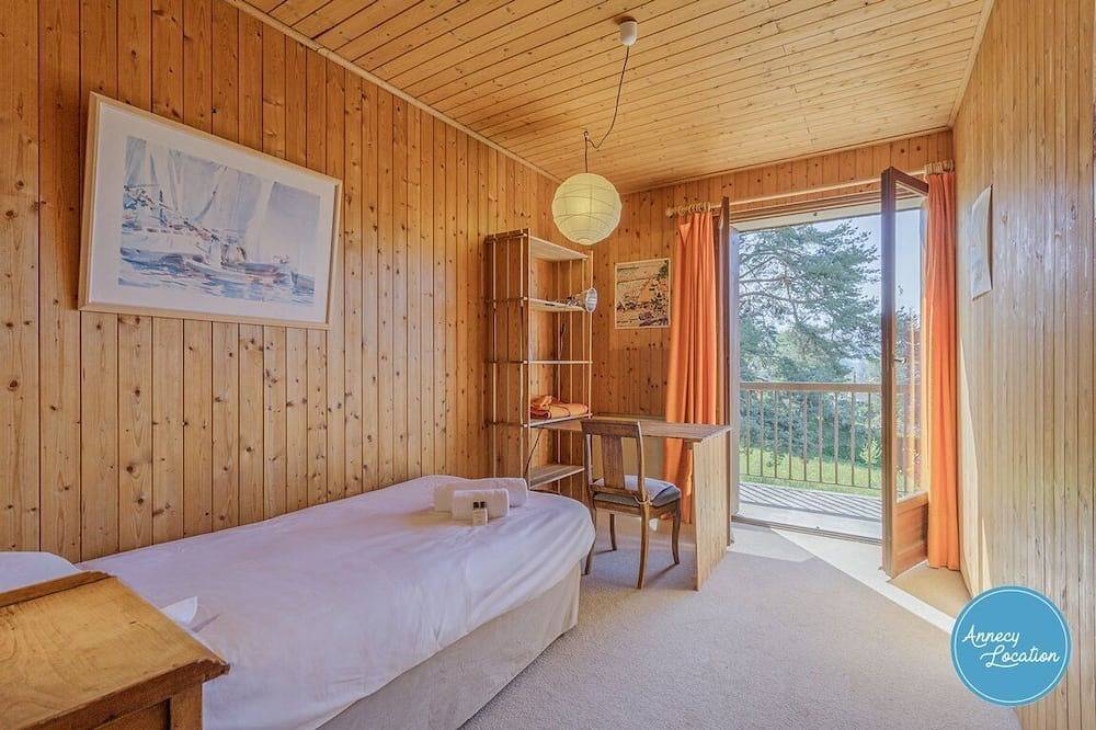 La Maison du Lac – Charming Rustic Home. in Veyrier-du-Lac, Annecy region