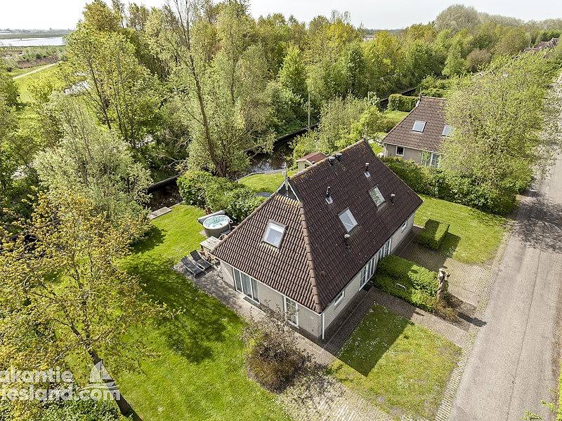 Vakantiefriesland — Ferienhaus Eernewoude mit privatem Spa im Freien und Sauna in Nationalpark De Alde Feanen