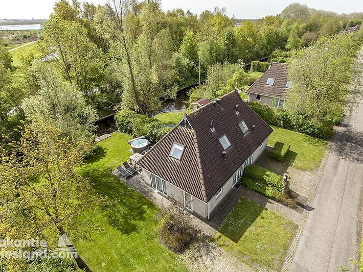 Vakantiefriesland — Ferienhaus Eernewoude mit privatem Spa im Freien und Sauna in Nationalpark De Alde Feanen