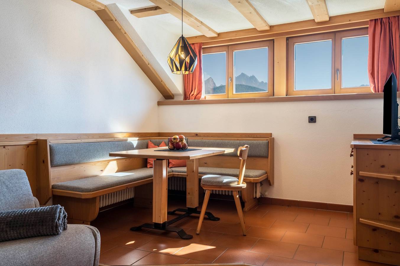 Entire apartment, Apartment Häuslerhof Larix with Mountain View & Wi-Fi in Villgratener Berge, Niederdorf