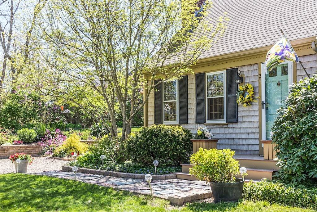 Beautiful Harwich home with large yard near Red River Beach & Main Street fun in Harwich Port, Harwich