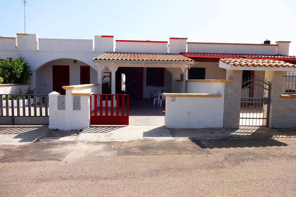 Marty house from 2 to 4 seats in Torre Pali with sea view in Torre Pali, Salve