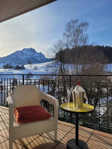 Gîte pour 2 personnes, avec vue et jardin à Horw
