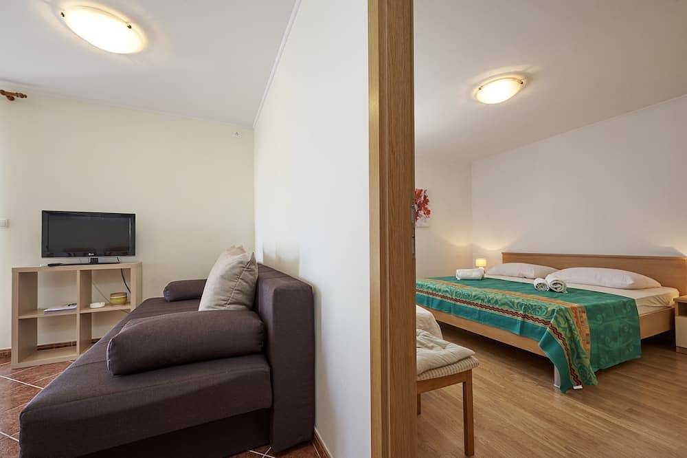 Ganze Wohnung, 1-Zimmer-Ferienwohnung mit Terrasse und Meerblick Slatine, Ciovo in Slatine, Ciovo