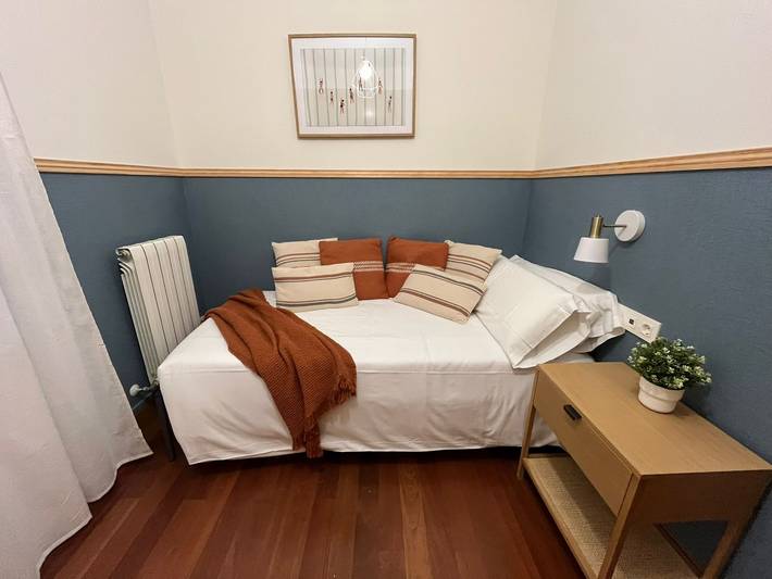 Entire holiday apartment, Old Town Core next to Plaza Nueva in Ibaiondo, Bilbao