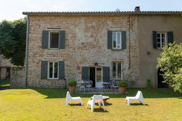 Gîte pour 10 personnes, avec jardin à Lissieu