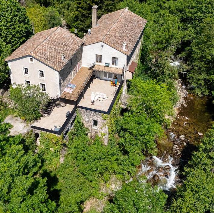 Location de vacances pour 18 personnes, avec Terrasse et Jardin ainsi que Piscine et Vue à Antraigues-sur-Volane