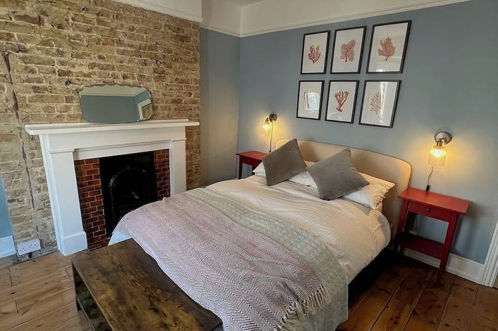 Stylish seaside townhouse | Sleeps 8 | 2 min to Beach | Sunny Garden & BBQ in Botany Bay, Kent