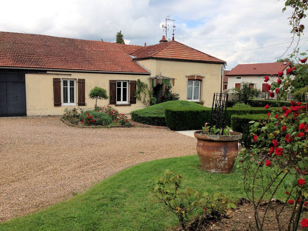 Gîte au Café de la Gare Burgundy Nice House Spa Dijon Dole in Pontailler-sur-Saône, Région de Dijon