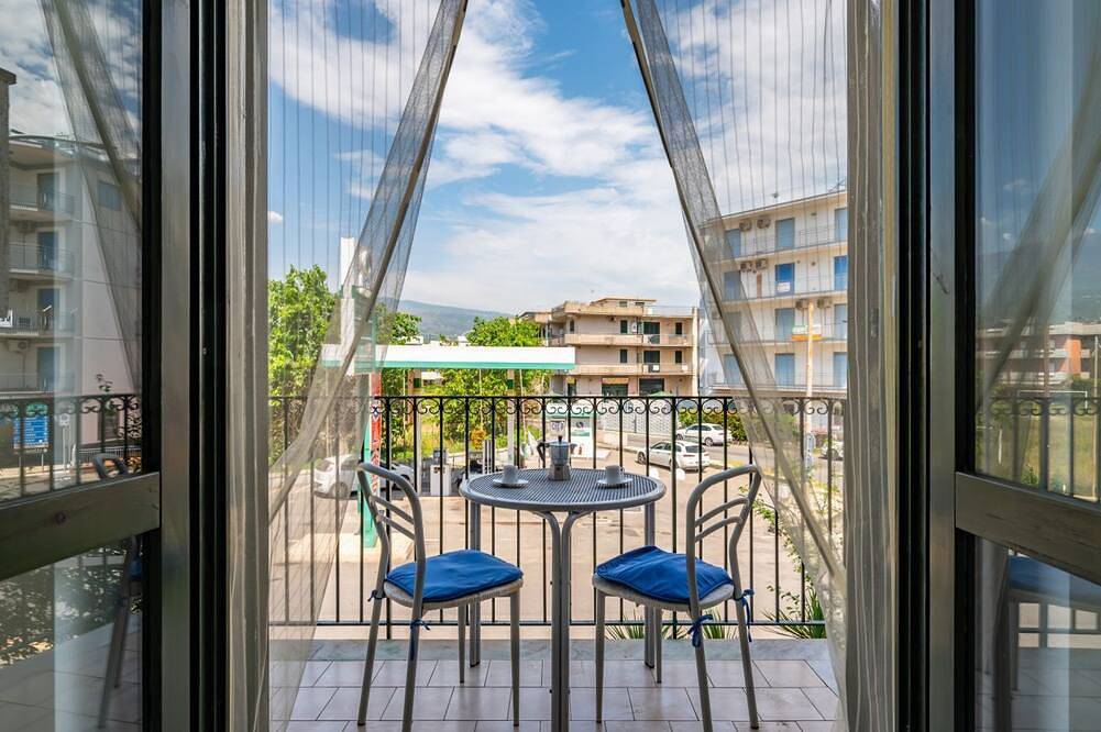 Apartamento entero, Seaside Apartment - Just Steps from the Beach in Fondachello, Provincia de Catania