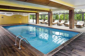 Hôtel pour 2 personnes, avec piscine et terrasse ainsi que jardin et vue, animaux acceptés à Vic-sur-Cère