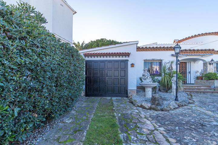 Casa rural para 8 personas, con terraza además de jardín y vistas en Ampuriabrava - 3