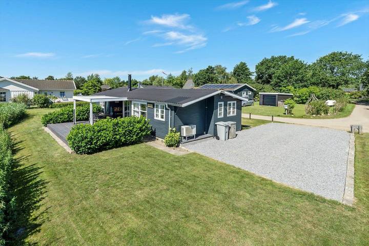 Ferieudlejning for 4 personer, med terrasse i Vejlby Fed
