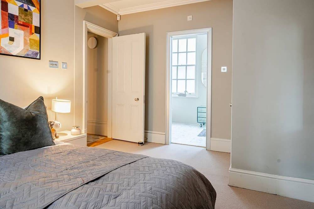Entire apartment, Elegant 3-Bedroom Covent Garden Apartment with Modern Comforts in Covent Garden, London