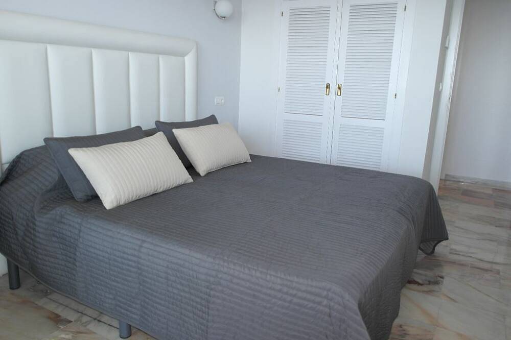 Beachfront. Fantastic Views and beautiful pool/gardeens, 3 Bedrooms, 2 Bathrooms in Los Boliches, Fuengirola