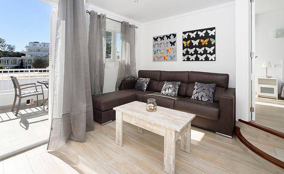 Entire holiday apartment, Holiday flat, directly on the beach, communal pool in Cala d'Or, Santanyí
