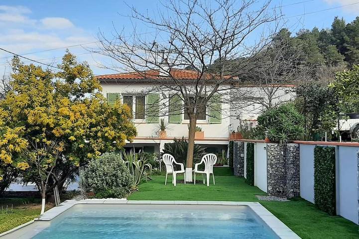 Location de vacances pour 4 personnes, avec piscine à Castagniers