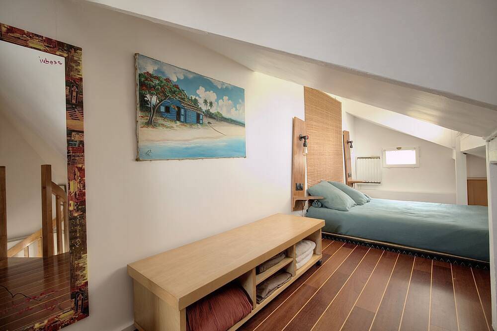 Charmante Petite Maison Située sur une île des Bords de Marne à 15 mn de Paris in Joinville-le-Pont, Val-de-Marne
