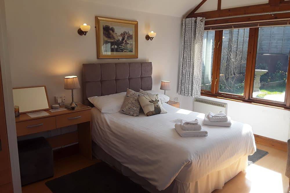 Entire apartment, Whortleberry Studio - delightful bright airy ensuite B&B in Porlock, Somerset
