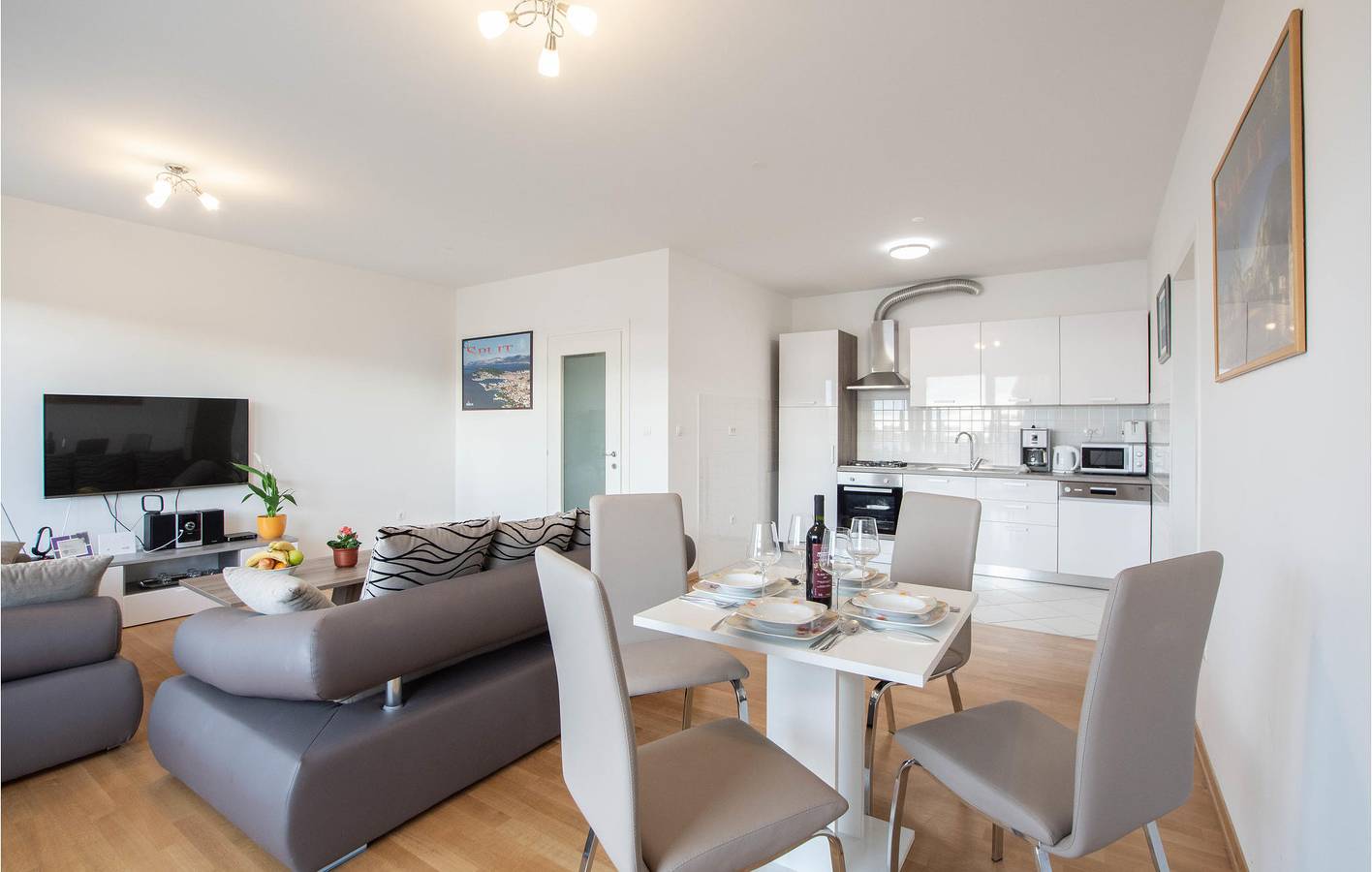 Apartamento vacacional entero, Apartamento de vacaciones para 6 personas con terraza in Podstrana, Condado de Split-Dalmacia