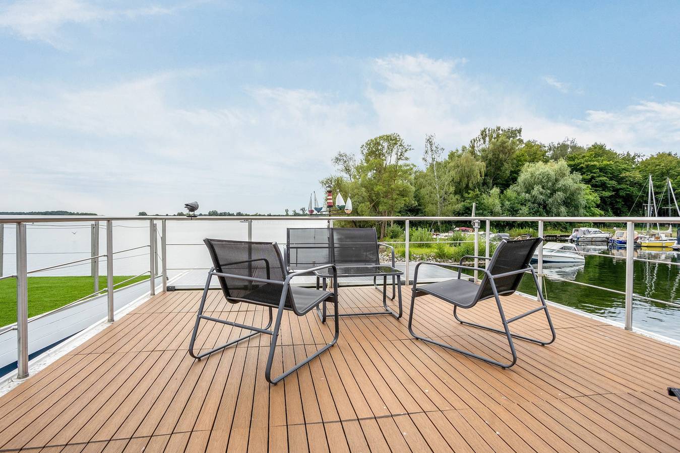 Hausboot 'Emma Blue' mit Seeblick, privater Terrasse und Wlan in Röbel, Müritz