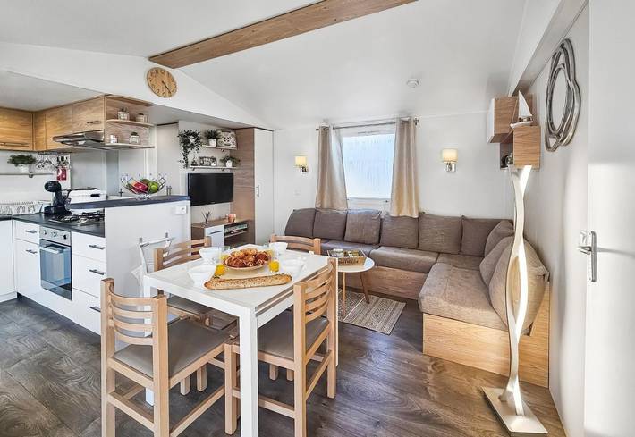 Camping pour 6 personnes, avec bassin pour enfant et piscine ainsi que jardin et jacuzzi