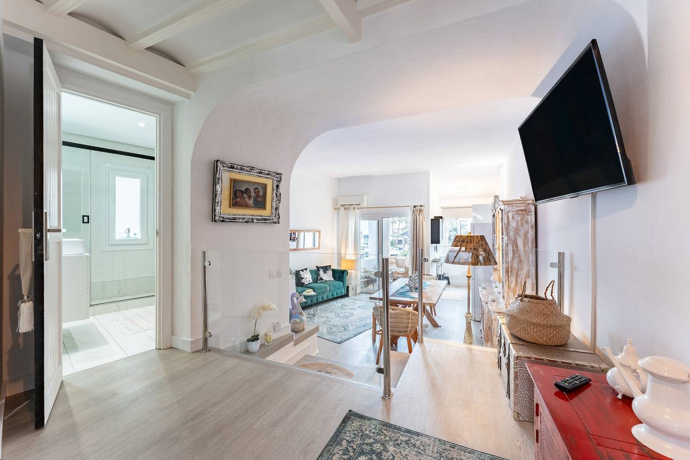 Entire apartment, Apartment 'Beautiful Frontline' with Shared Pool, Wi-Fi, and Air Conditioning in Playa Cabopino, Marbella