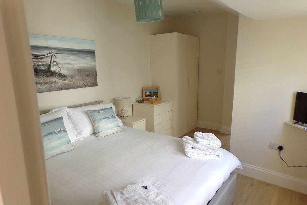 Entire apartment, Luxury Ground Floor Apartment opposite the Beach in Barton on Sea, Hampshire