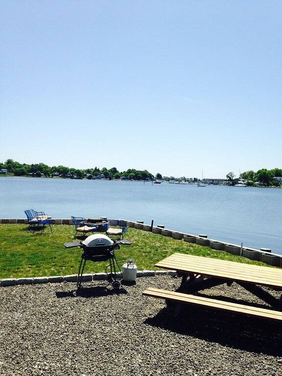 Ganze Wohnung, Seaside Getaway! Kurzer Spaziergang in die Stadt und 180 Grad Meerblick. in Mystic, Connecticut