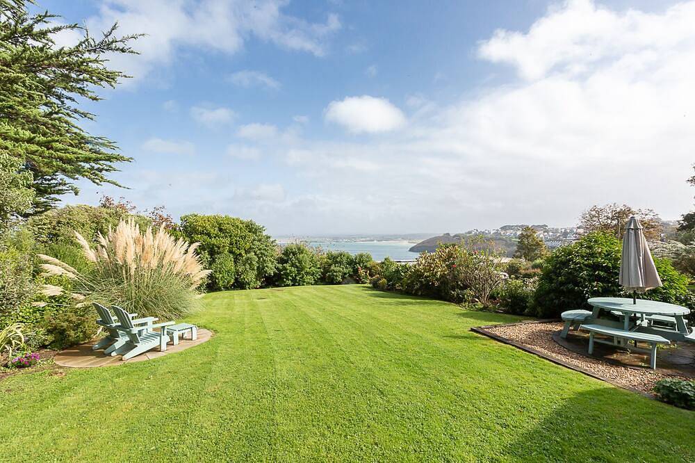 Holiday Cottage with Private Indoor Swimming Pool & Off-Road Car Parking in Carbis Bay, Cornwall