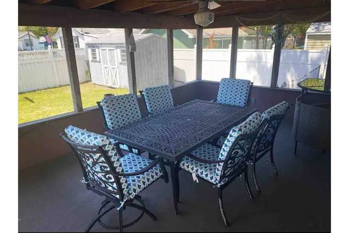 Vacation rental for 15 people, with terrace and yard as well as hot tub in Jersey Shore
