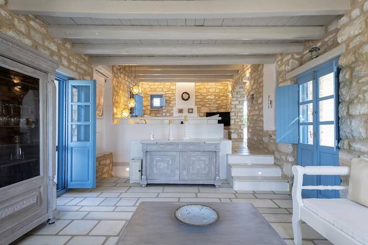 Vacation rental for 10 people, with pool and terrace in Paros