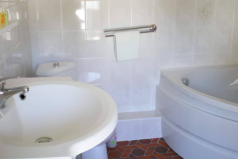 Chambre d'hôtes Le Relais Des Hirondelles - Camélia jardin dans la propriété in Chaumont-en-Vexin, Oise
