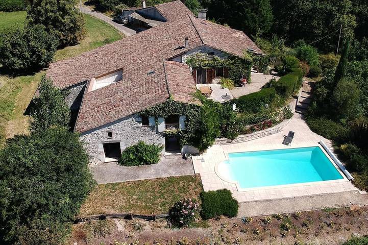 Location de vacances pour 8 personnes, avec jardin, animaux acceptés à Cancon