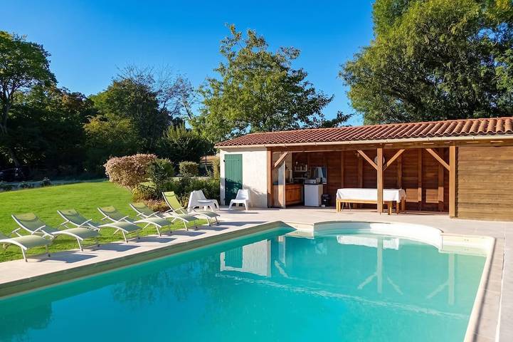 Location de vacances pour 8 personnes, avec Jardin et Piscine à Bertric-Burée