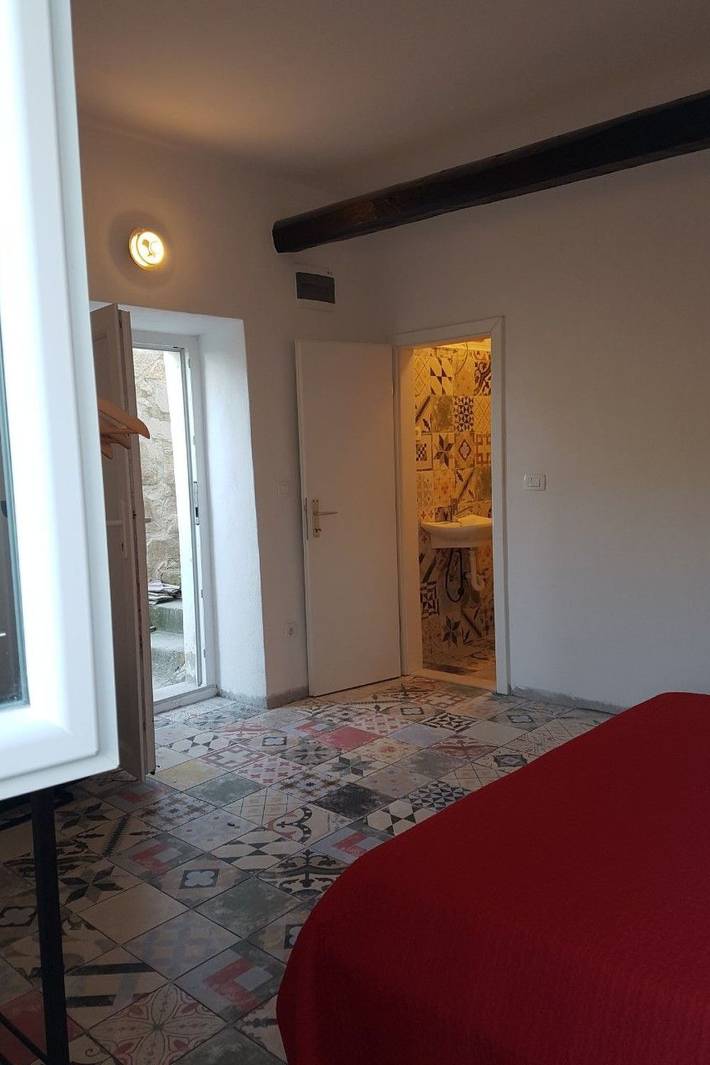 Charmantes 2-Sz-Gartenapartment mit Pool & Grill nahe Strand in Milna, Brac