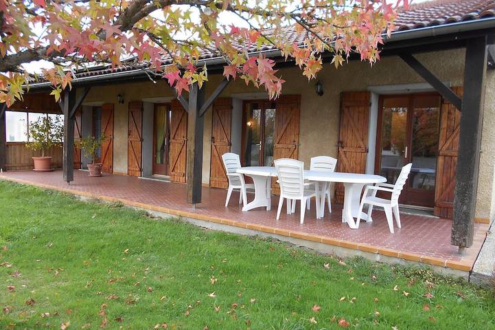 Gîte pour 6 personnes, avec terrasse et jardin à Landorthe