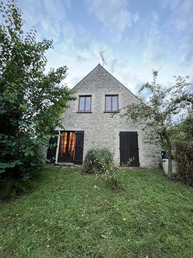 Belle maison en pierre, grand jardin au calme in Rocquemont, Oise