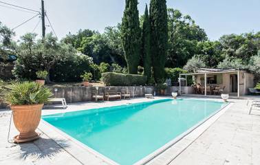 Location de vacances pour 12 personnes, avec terrasse ainsi que piscine et jardin, animaux acceptés à Tourrettes