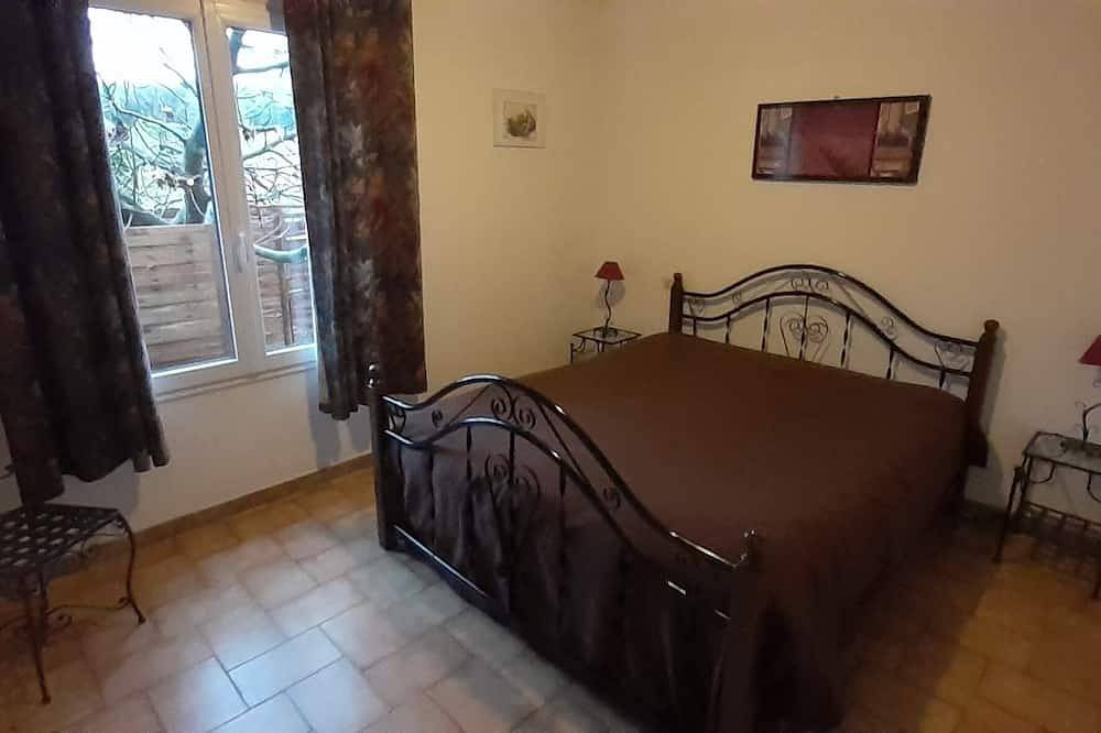 Villa 8 couchages,2 salles d'eau,cuisine d’été,piscine chauffée,parking ombragé. in Mornas, Vaucluse