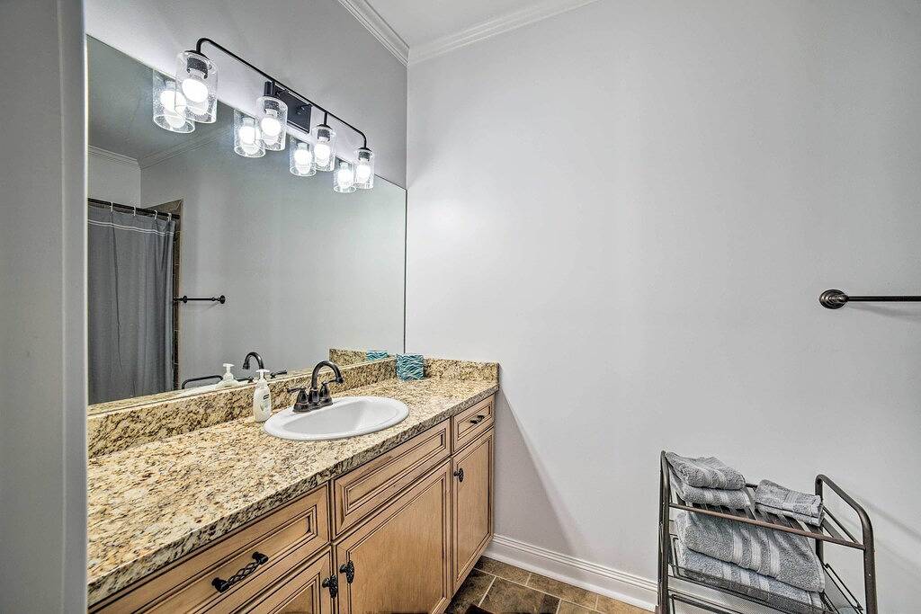 Modern Retreat ~ 1/2 Mi to Bryant-Denny Stadium in Tuscaloosa, Tuscaloosa County