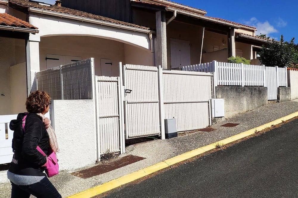 Comfortable villa in residence with swimming pool and tennis court, 600 m from the beach. in Meschers-sur-Gironde, Saintes region