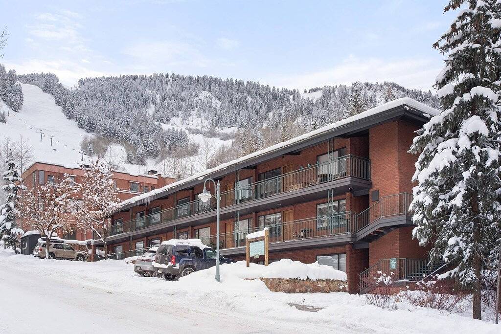Ganze Wohnung, Steps to Gondola! Cozy Aspen Stay—Walk to Dining & Shops, Hot Tub, Wifi, Parking Included! in Aspen, Aspen Snowmass