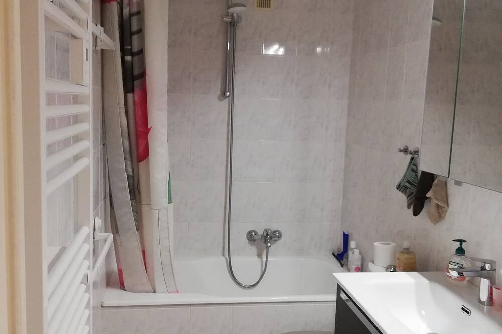 Appartement entier, Studio de 27 m2 + loggia 7 m2, clim, parking privé, vue latérale mer, 100m mer in Roquebrune-Cap-Martin, Côte méditerranéenne (France)