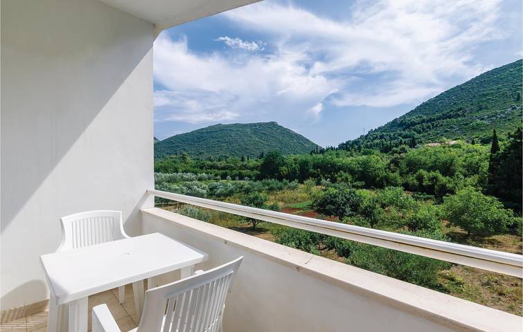Ganze Ferienwohnung, Gemütlich, nur 1 km von der Küste entfernt: Moderne Wohnung mit Terrasse und Parkplatz in Ston in Ston, Dubrovnik-Neretva