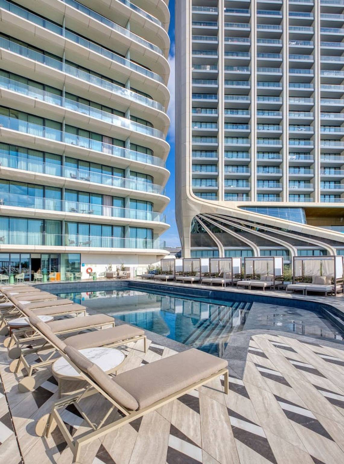 Entire apartment, Official Mercury Suites | With Rooftop Pool Access in Paceville, San Giljan