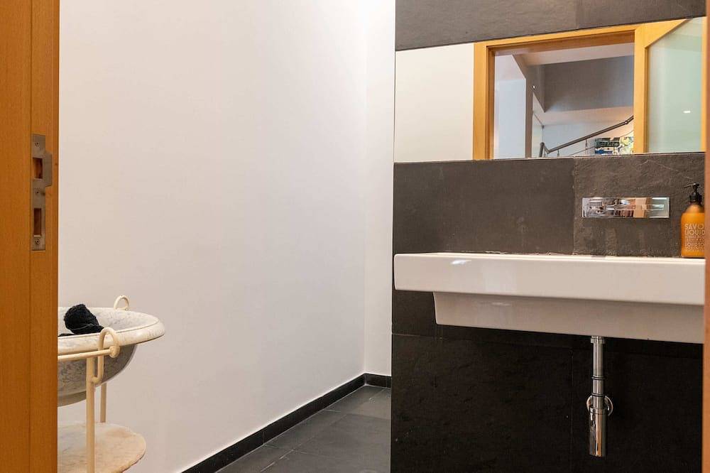 Villa completa com piscina coberta e campo de padel.Perto da praia. Acomoda 14. in Praia do Magoito, São João das Lampas e Terrugem