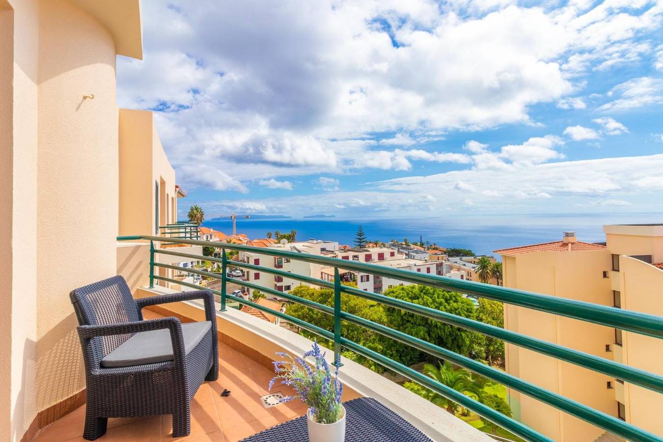 Ganze Wohnung, Apartment 'Calandiva' mit Meerblick, Gemeinschaftspool und Wlan in Caniço, Madeira