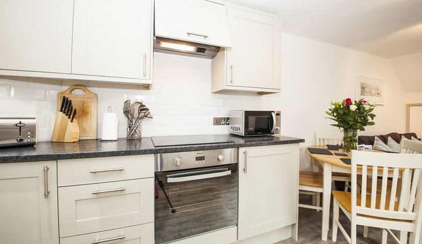 2 Bed Cottage - Sleeps 4 - Pets - Patio - Parking in Padstow, Cornwall