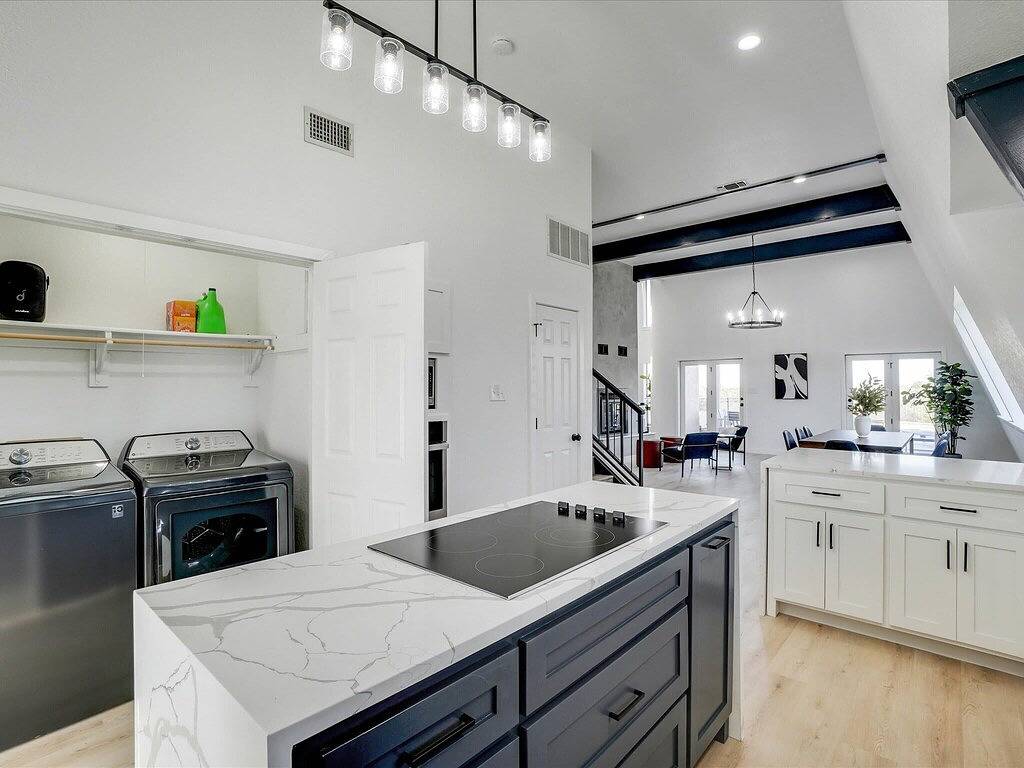 Modern Home - 1 Acre Lot w/ Pool, Patios, Jacuzzi in Denton, Denton County